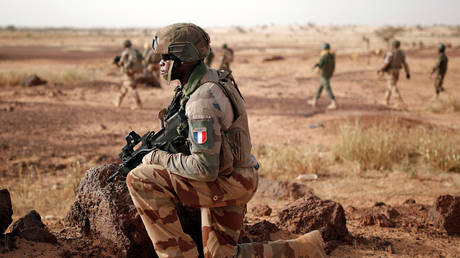 Премьер-министр страны заявил, что у Мали есть доказательства, что французские силы обучают группы боевиков на ее территории