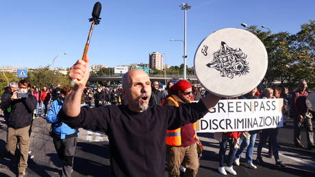 Протесты обрушились на крупный европейский порт Триест на фоне угроз полностью заблокировать его из-за обязательного зеленого прохода Италии