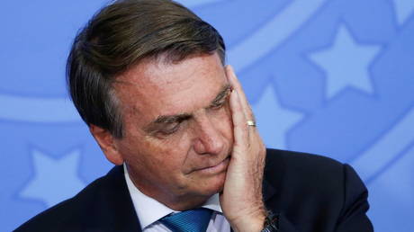 Сенаторы Бразилии голосуют за то, чтобы обвинить президента Жаира Болсонару в преступлениях против человечности за его борьбу с пандемией Covid
