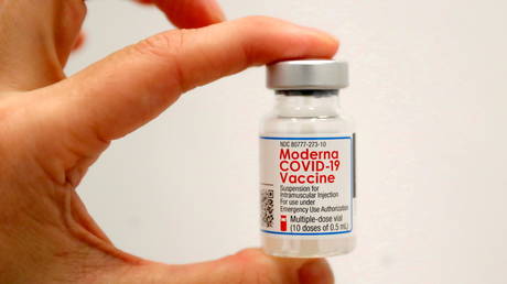 Швеция прекращает использование вакцины Moderna против Covid для молодых людей из-за опасений по поводу редких побочных эффектов сердечного воспаления