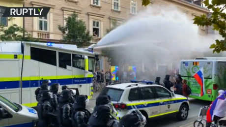 Словенская полиция применила водометы и слезоточивый газ против сотен марширующих в знак протеста против ограничений Covid перед крупным саммитом ЕС
