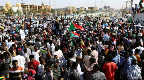 СМОТРИТЕ, как массовые толпы людей наводняют улицы Хартума, когда в столице Судана проходят конкурирующие демонстрации из-за переходного правительства