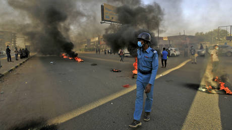 Суданская полиция использует слезоточивый газ, когда провоенные протестующие пытаются заблокировать ключевые дороги в Хартуме