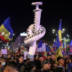 «Свобода без сертификатов!»  Тысячи людей протестуют против паспортов Covid и планов на вакцинацию в Румынии (ВИДЕО) - RT World News