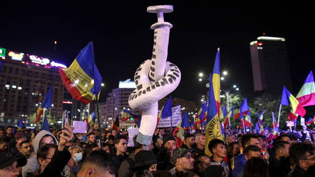 «Свобода без сертификатов!»  Тысячи людей протестуют против паспортов Covid и планов на вакцинацию в Румынии