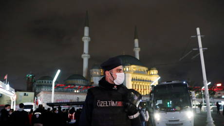 Турция приказала арестовать 158 подозреваемых, связанных с мусульманским священнослужителем Гюленом, обвиняемых в попытке государственного переворота в 2016 году