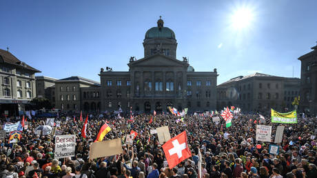 Тысячи людей наводнили швейцарскую столицу, чтобы осудить сертификаты Covid
