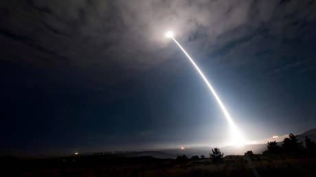 «Удар по стратегическому превосходству США»?  Китайские СМИ подогревают беспокойство по поводу « гиперзвуковой ракеты, которая совершила облет земного шара, чтобы поразить цель »