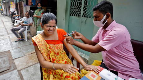 В Индии отмечается знаковый 1 МИЛЛИАРД вакцинаций от Covid, но миллионы людей еще не получили первую дозу