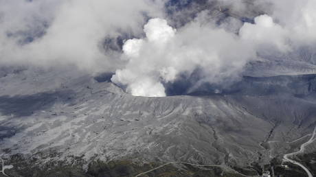 В Японии извергается вулкан Асо, извергая шлейфы горячего газа и пепла