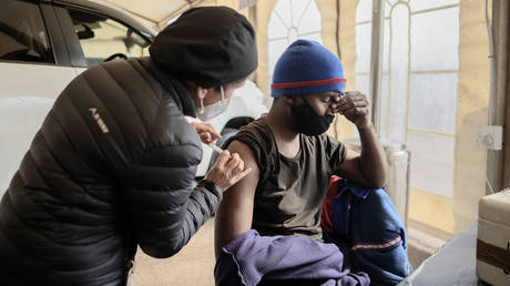В Южной Африке начнут вводить вакцину Pfizer Covid детям от 12 до 17 лет, чтобы увеличить количество прививок перед экзаменами