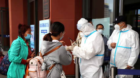 В Китае ежедневно регистрируется большинство случаев Covid с сентября, что побудило к мягким блокировкам для сдерживания распространения вируса