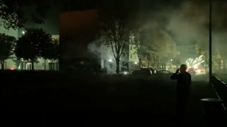 В ночь насилия в Аленсоне, Франция, после ареста подростка по обвинению в торговле наркотиками
