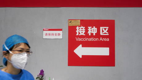 В преддверии зимних Олимпийских игр Пекин применяет бустерные инъекции Covid-19 для своих жителей после того, как Китай преодолел рубеж в 1 миллиард вакцинаций
