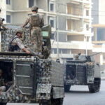 Войска ведут огонь из бронетехники, Бейрут погружается в хаос, напоминающий зону боевых действий - RT World News