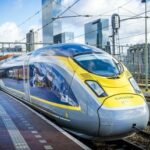 Вооруженная полиция вытаскивает пассажира из поезда Eurostar после того, как сотрудник обвинил его в том, что он носит «неправильную маску» - RT World News