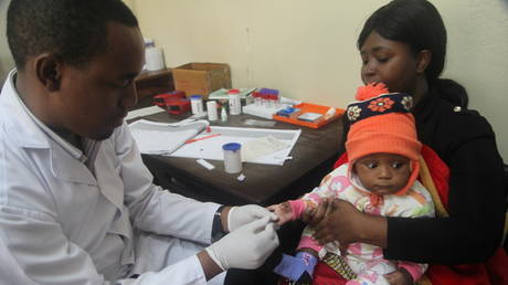 ВОЗ одобрила первую в истории вакцину против малярии, в том числе для детей