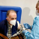 ВОЗ поддерживает бустерную инъекцию Covid-19 для людей со слабой иммунной системой - RT World News