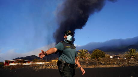 Вулканический пепел привел к закрытию аэропорта на острове Ла-Пальма в Испании