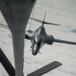 Американские бомбардировщики проводят дозаправку над Австралией - RT World News