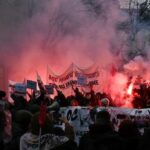 Бунтовщики `` Антифа '' напали на полицейских на марше против `` государственного насилия '' (ВИДЕО) - RT World News