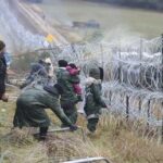 Десятки ближневосточных мигрантов въезжают в Польшу `` насильно '' - RT World News