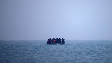 Десятки человек погибли после того, как лодка с мигрантами опрокинулась у берегов Кале