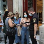 Еще одно государство ЕС запретит вакцинацию из помещений - RT World News