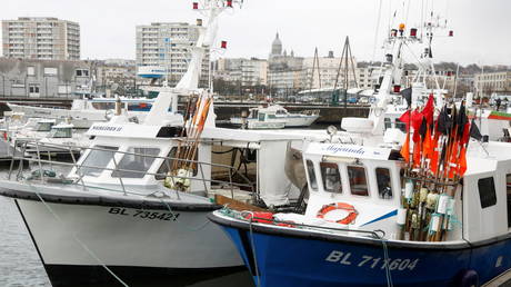 Французские рыбаки блокируют собственные порты из-за брексита