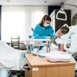 Голландские больницы прекращают работу из-за резкого роста коронавируса - RT World News