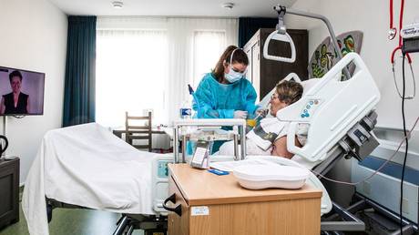 Голландские больницы прекращают работу из-за резкого роста коронавируса