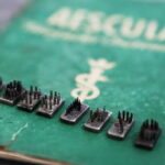 Израильский суд заморозил аукцион набора татуировок, который якобы использовался нацистами для клеймения заключенных лагеря смерти Освенцим - RT World News