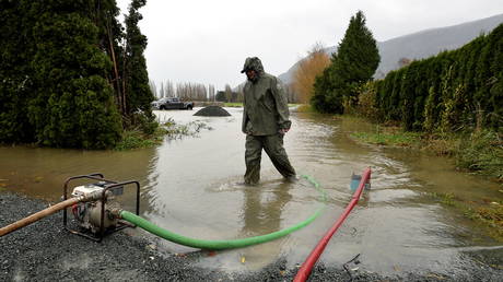 Канадский город эвакуирован из-за аварии канализации, вызванной наводнением