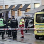 Knifeman пытается напасть на людей и ранил полицейского в Осло, его убил полицейский - RT World News