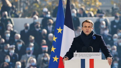 Макрон незаметно меняет французский флаг