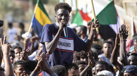 Медики сообщили, что на митингах против переворота в Судане погибло десять и ранено несколько десятков человек