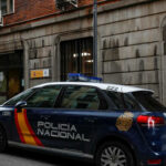 Мужчина с ножом застрелен возле центра вакцинации в Мадриде - RT World News