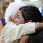 Немцы клянутся ОБНЯТИЯМИ и рукопожатиями даже после окончания пандемии - опрос - RT World News