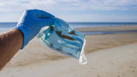 Пандемические отходы, вышедшие из-под контроля, выброшены в океаны