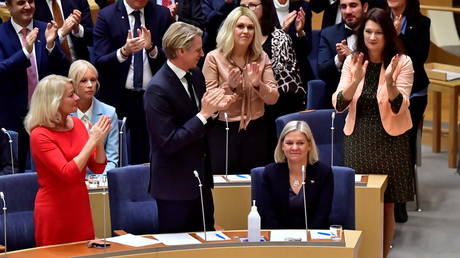 Первая женщина-премьер Швеции проголосовала через несколько дней после отставки