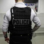 Полицейский, на которого напали, должен поблагодарить своей жилеткой - RT World News