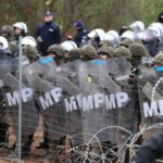 Польша и Германия не могут справиться с миграционным кризисом на границе с Беларусью в одиночку - министр внутренних дел Германии - RT World News