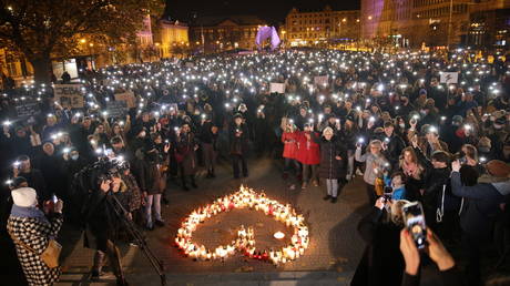 Польша объяснила, какие аборты разрешены после того, как смерть молодой женщины вызвала протесты