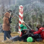 Польские охранники не дают спать мигрантам на границе с Беларусью - корреспондент RT на земле - RT World News