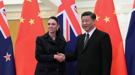 Премьер-министр Новой Зеландии отказывается говорить, является ли Китай «союзником или противником», и воздерживается от называния США «ведущей демократией» — RT World News