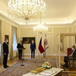 Президент Чехии назначает премьер-министра изнутри большого стеклянного ящика - RT World News