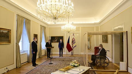 Президент Чехии назначает премьер-министра изнутри большого стеклянного ящика