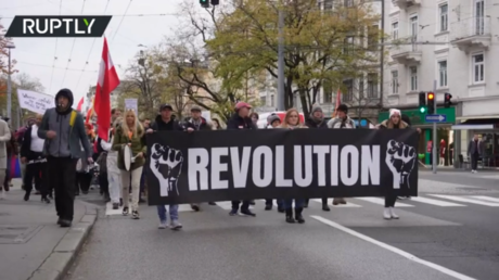 Протест в Австрии, поскольку правительство обдумывает изоляцию непривитых