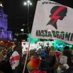 Протестующие против закона об абортах вернулись на улицы Польши после смерти молодой женщины, которой отказали в прерывании беременности - RT World News