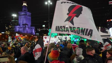 Протестующие против закона об абортах вернулись на улицы Польши после смерти молодой женщины, которой отказали в прерывании беременности